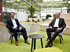 Christoph Wosler und Frank Kropp von Heidelberger Druckmaschinen sitzen auf Stühlen nebeneinander