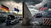 Symbolbild zu US-Zöllen auf EU-Autos mit deutscher Automobilproduktion, EU- und US-Bezug sowie einer Zollbarriere zwischen Industrie und Hafen.