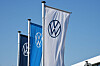 Die VW-Führung will die Kosten senken und die Wettbewerbsfähigkeit verbessern. Belegschaft, Gewerkschaften und Politik bangen um Zehntausende Arbeitsplätze und die Standorte Emden, Hannover, Zwickau und Neckarsulm.