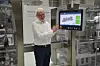 Jürgen Welker bei der Präsentation einer HMI, wie sie aktuell bei Koch Pac-Systeme verbaut werden.