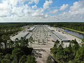 Platz 3: Manatee Energy Storage Center

Das Manatee Energy Storage Center liegt in Florida (USA). Es bietet 900 MWh Speicherkapazität bei 409 MW Leistung und ist aktuell das drittgrößte Batteriespeicherprojekt weltweit. Betreiber ist Florida Power and Light. 132 Container mit insgesamt 53.144 Batteriemodulen versehen hier ihren Dienst.