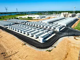 Platz 5: Resiliency Energy Storage. Das Batteriespeichersystem bietet eine Kapazität von 800 MWh-System und 200 MW Leistung. Es liegt in Mission (Texas) und soll dort das Netz unterstützen, damit Blackouts wie sie im Winter 2021 durch die extremen Winterstürme auftraten, nicht mehr vorkommen. Betreiber ist die Firma Eolian.