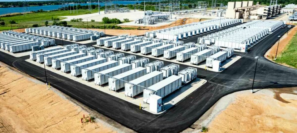 Platz 5: Resiliency Energy Storage. Das Batteriespeichersystem bietet eine Kapazität von 800 MWh-System und 200 MW Leistung. Es liegt in Mission (Texas) und soll dort das Netz unterstützen, damit Blackouts wie sie im Winter 2021 durch die extremen Winterstürme auftraten, nicht mehr vorkommen. Betreiber ist die Firma Eolian.