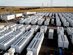 Platz 6: Victorian Big Battery. Die Victorian Big Battery liegt im Bundesstaat Victoria (Australien). Mit einer Kapazität von 450 MWh und 300 MW Leistung ist die Anlage Nummer Sechs unter den größten Batteriespeichern der Welt. Sie liegt an der Moorabool Terminal Station in der Nähe von Geelong und kann die eine Million Haushalte in Victoria bei einem Blackout 30 Minuten mit Strom versorgen. Der Betreiber Neoen setzt auf Batterien von Tesla.