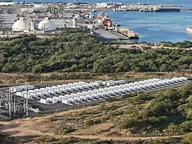 Platz 7: Kapolei Energy Storage
Zu Beginn des Jahrs 2024 ging im Hawaiianischen Oahu dieses Batteriespeichersystem ans Netz. Der Kapolei Speicher hat 565 MWh Kapazität und 185 MW Leistung. Dafür stehen 158 Tesla Megapack 2 XL Lithium Eisenphosphat-Batterien zur Verfügung. Betreiber der Anlage ist Plus Power. (Bild: Plus Power)