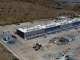 Platz 8: Gateway Energy Storage
Mit einer Leistung von 250 MW und 250 MWh zählt der Gateway Energy Storage in Otay Mesa (San Diego County, USA) zu den größten Batteriespeichersystemen. Betreiber ist LS Power, die auf Batterietechnologie von LG setzt. Geplant ist ein Ausbau auf 500 MW und 500 MWh. (Bild: JRMA)