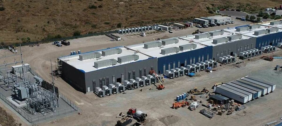 Platz 8: Gateway Energy Storage
Mit einer Leistung von 250 MW und 250 MWh zählt der Gateway Energy Storage in Otay Mesa (San Diego County, USA) zu den größten Batteriespeichersystemen. Betreiber ist LS Power, die auf Batterietechnologie von LG setzt. Geplant ist ein Ausbau auf 500 MW und 500 MWh. (Bild: JRMA)