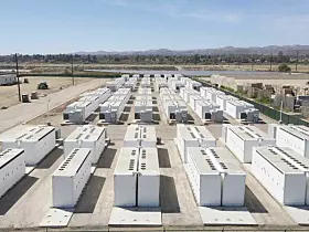 Platz 9: Saticoy Energy Storage. Das Saticoy Energy Storage liegt in Kalifornien und ist mit einer Kapazität von 400 MWh und 100 MW Leistung ausgestattet. Das Projekt ist Teil von Kaliforniens ambitionierten Plänen zur Dekarbonisierung und bietet eine grüne Alternative für den Stromausgleich im Bundesstaat. Jedes der verwendeten Tesla Mega Packs speichert 3 MWh Strom, insgesamt versehen 142 Tesla Megapacks ihren Dienst in der Anlage. Betreiber ist Arevon Asset Management.
