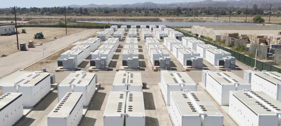 Platz 9: Saticoy Energy Storage. Das Saticoy Energy Storage liegt in Kalifornien und ist mit einer Kapazität von 400 MWh und 100 MW Leistung ausgestattet. Das Projekt ist Teil von Kaliforniens ambitionierten Plänen zur Dekarbonisierung und bietet eine grüne Alternative für den Stromausgleich im Bundesstaat. Jedes der verwendeten Tesla Mega Packs speichert 3 MWh Strom, insgesamt versehen 142 Tesla Megapacks ihren Dienst in der Anlage. Betreiber ist Arevon Asset Management.