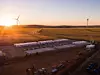Platz 10: Hornsdale Power Reserve

Hornsdale Power Reserve in Südaustralien ist auch bekannt als Tesla Big Battery. Das Batteriespeichersystem bietet 193,5 MWh Kapazität und 150 MW Leistung. Das Projekt war eines der ersten Großbatteriesysteme der Welt (Inbetriebnahme 2017) und stabilisiert seitdem das südaustralische Stromnetz. 2020 wurde es auf seine heutige Kapazität und Leistung erweitert. Eigner und Betreiber ist das Unternehmen Neoen. (Bild: Hornsdale Power Reserve)