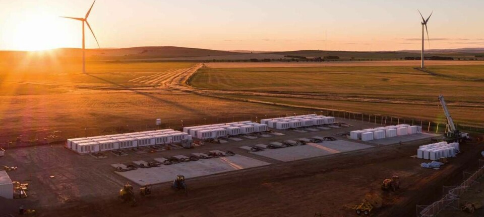 Platz 10: Hornsdale Power Reserve
Hornsdale Power Reserve in Südaustralien ist auch bekannt als Tesla Big Battery. Das Batteriespeichersystem bietet 193,5 MWh Kapazität und 150 MW Leistung. Das Projekt war eines der ersten Großbatteriesysteme der Welt (Inbetriebnahme 2017) und stabilisiert seitdem das südaustralische Stromnetz. 2020 wurde es auf seine heutige Kapazität und Leistung erweitert. Eigner und Betreiber ist das Unternehmen Neoen. (Bild: Hornsdale Power Reserve)