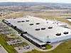 Platz 11: Tesla Gigafactory 2
Teslas 111.500 Quadratmeter große Gigafactory 2 befindet sich im US-Bundesstaat New York. Im Jahr 2017 übernahm Tesla das frühere Stahlwerk war, um dort Solarzellen zu produzieren. Das einstöckige Gebäude steht auf einem 35 Hektar großen Gelände am Buffalo River. Die Kosten lagen bei 935 Millionen Euro. (Bild: Tesla)