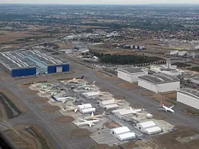 Platz 9: Airbus-Werk Jean-Luc Lagardère
122.500 Quadratmeter groß ist das Airbus-Werk Jean-Luc Lagardère in Toulouse. Mit einem Fassungsvermögen von 6,8 Milliarden Liter beherbergt das Werk Jean-Luc Lagardère darüber hinaus eine Produktionsanlage für Flüssigkeiten und Energieerzeugung. (Bild: Duch / Wikimedia Commons)