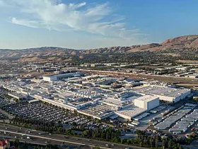 Platz 5: Tesla-Fabrik in Fremont
Teslas Gigafactory im kalifornischen Fremont erstreckt sich über eine Fläche von 490.000 Quadratmetern. Hier werden die Tesla-Modelle S, X und 3 hergestellt. Bis 1982 gehörte die Fabrik zu General Motors und wurde danach von Toyota übernommen bevor sie Tesla 2009 kaufte.