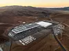 Platz 4: Tesla Gigafactory Nevada
In Nevada war die erste Gigafabrik von Tesla. Dort produziert der Autohersteller das Modell 3 sowie Lithium-Ionen-Batterien. Die Fabrik hat eine Betriebsfläche von 490.000 Quadratmeter bei einer Grundfläche von rund 180.000 Quadratmetern.