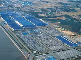 Platz 3: Kia-Werk Hwaseong
3,3 Millionen Quadratmeter groß ist die Fabrik Hwaseong in Südkorea von Kia. Sie wurde 1990 errichtet und ist die größte Fabrik des Autoherstellers Kia. Das Unternehmen besitzt insgesamt 13 Werke auf der ganzen Welt.