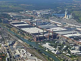 Platz 1: VW-Werk Wolfsburg. An seinem Hauptsitz in Wolfsburg besitzt Volkswagen eine Fabrik mit insgesamt 6,5 Millionen Quadratmetern Betriebsfläche. Hier werden elf Automodelle hergestellt. Aber noch eine Berühmtheit wird hier hergestellt: die Volkswagen-Currywurst. Sie steht in allen 30 Kantinen des Autoherstellers auf dem Gelände auf dem Speiseplan.