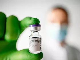 Platz 19: Biontech
Weiterer Absturz eines Überfliegers. Mit seinem mRNA-Impfstoff, erreichte Biontech in der Corona-Pandemie (mit Pfizer im Rücken) Rekordumsätze. 2024 reichte es nur noch für 2,751 Milliarden Euro (2023: 3,819 Milliarden Euro) Umsatz und es geht von Rang 16 auf den 19. Platz unter Deutschlands größten Chemiekonzernen.