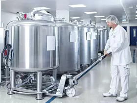 Platz 15: Stada Arzneimittel AGDer deutsche Pharmakonzern mit Sitz in Bald Vilbel hat sich auf die Produktion von Generika und rezeptpflichtigen Arzneimitteln spezialisiert. 2024 kamen auf diese Weise 4,059 Milliarden Euro (2023: 3,735 Milliarden Euro) zusammen und damit Platz 15 im Ranking der größten deutschen Chemieunternehmen - zwei Plätze besser als im Vorjahr.