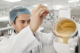 Platz 13: Symrise AG
Symrise sitzt in Rosenheim und produziert Duftstoffe, Kosmetik und Aromen. Im Jahr 2024 betrug der Umsatz 4,999 Milliarden Euro (2023: 4,73 Milliarden Euro).