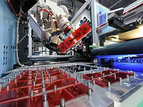 Platz 11: Lanxess AG
Die Aktiengesellschaft mit Sitz in Köln entstand erst 2004 durch Ausgliederung der Chemiesparte aus Bayer. Schwerpunkt ist die Produktion von Additiven, Spezialchemikalien und Kunststoffen. Mit 6,366 Milliarden Euro (2023: 6,714 Milliarden Euro) ist Lanxess der elftgrößte Chemiekonzern Deutschlands.