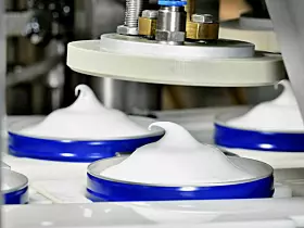 Platz 9: Beiersdorf AG
Beiersdorf ist bekannt für seine Pflegeprodukte. Zu den Marken gehören unter anderem Nivea, Labello oder Tesa. 2024 betrug der Umsatz 9,85 Milliarden Euro (2023: 9,447 Milliarden Euro).