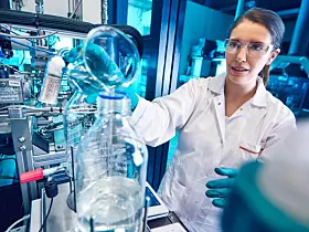 Platz 8: Covestro AG
Covestro ist ein Werkstoffhersteller. Bis 2015 war das Unternehmen die Kunststoffsparte von Bayer. Mit 14,179 Milliarden Euro (2023: 14,377 Milliarden Euro) hält es das Leverkusener Unternehmen seinen Platz acht. Bekannt ist Covestro zum Beispiel für die Fußbälle von WM und EM. Aus dem Polycarbonat Makrolon werden CDs hergestellt und Führerscheine und Personalausweise werden mit der Spezialfolie Makrofol des Herstellers überzogen.