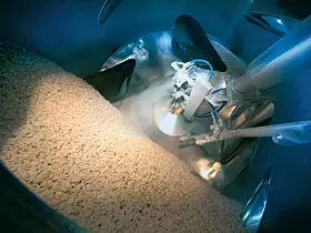 Platz 6: Merck KGaA
Das Darmstädter Unternehmen gliedert sich in die Geschäftsbereiche: Pharma, Laborchemie und Spezialchemie mit Halbleitern. 21,156 Milliarden Euro (2023: 20,993 Milliarden Euro) Umsatz sorgen für einen stabilen Platz sechs unter den größten deutschen Chemiekonzernen.
