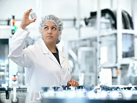 Platz 5: Fresenius SE & Co. KGaA
21,526 Milliarden Euro (2023: 22.299 Milliarden Euro) hat Fresenius 2024 mit Pharmaprodukten und Dienstleistungen im Gesundheitsbereich umgesetzt. Die Homburger landen damit auf Platz fünf im Ranking der größten Chemieunternehmen in Deutschland und damit verlieren sie einen Platz. 