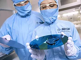 

Platz 1: BASF SE
Der Ludwigshafener Konzern schafft es mit 65,26 Milliarden Euro (2023: 68,902 Milliarden Euro) erneut an die Spitze der größten deutschen Chemieunternehmen. BASF hat zum Beispiel die Dämmstoffe Styropor und Styrodur entwickelt auch Lichtschutzmittel, synthetischer Kautschuk, Dichtungsmaterialien und Weichmacher gehören zum Repertoire des Konzerns. Klassiker sind die BASF-Kassetten vor dem Aufstieg der CD. Knappe 112.000 Mitarbeiter arbeiten für BASF weltweit.