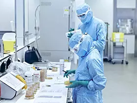Platz 7: Novartis Deutschland GmbH
Der Schweizer Konzern stellt verschreibungspflichtige Medikamente und Generika her. In Deutschland erwirtschaftete er damit 2024 rund 3,469 Milliarden Euro (2023: 3,143 Milliarden Euro). Sitz ist in Nürnberg mit neun Standorten in Berlin, Barleben, Bonn, München (2x), Holzkirchen bei München, Oberhaching bei München, Osterweddingen, Rudolstadt und Wehr. 
