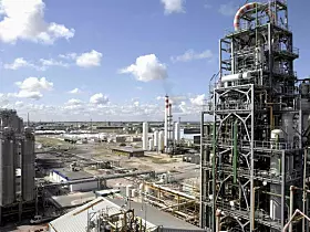 Platz 4: Basell Polyolefine GmbH
Das niederländische Unternehmen hat 2024 deutschlandweit 3,947 Milliarden Euro (2023: 5,477 Milliarden Euro) umgesetzt. Größter Produktionsstandort ist Wesseling bei Köln. Das Unternehmen stellt vor allem Polyoefine, Propylenoxid und Propylenderivate her. Auch Kraftstoffe werden produziert. (