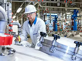 Platz 3: Sanofi Aventis Deutschland
In Deutschland laufen die Fäden in Frankfurt-Höchst zusammen, dem deutschen Firmensitz der Deutschlandtochter des französischen Pharmakonzerns. Das Unternehmen ist unter anderem in den Bereichen Herz-Kreislauf, Stoffwechselerkrankungen, Onkologie und Impfstoffe aktiv. 2024 betrug der Deutschlandumsatz 4,092 Milliarden Euro (2023:4,490 Milliarden Euro).