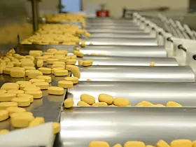 Platz 2: Abbott Laboratories Deutschland
Abbott ist ein US-Chemieriese, der auch in Deutschland aktiv ist. Standorte sind: Wiesbaden, Ludwigshafen und Wetzlar. Abbott stellt Medikamente her wie Ibuprofen oder Antibiotika. Der Deutschlandumsatz betrug 2024 rund 7,172 Milliarden Euro (2023: 6,723 Milliarden Euro).
