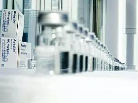 Platz 1: Roche Deutschland Holding GmbH
Der in Basel ansässige Schweizer Pharmakonzern hat 2024 deutschlandweit 8,506 Milliarden Euro (2023: 8,294 Milliarden Euro) umgesetzt und landet damit an der Spitze der umsatzstärksten Deutschlandtöchter ausländischer Chemieunternehmen