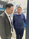 Nach dem Interview nahm sich Ralf Schubert (rechts) noch die Zeit, Chefredakteur Philip Bittermann durch die Hallen zu führen und aktuelle Entwicklungen zu zeigen.