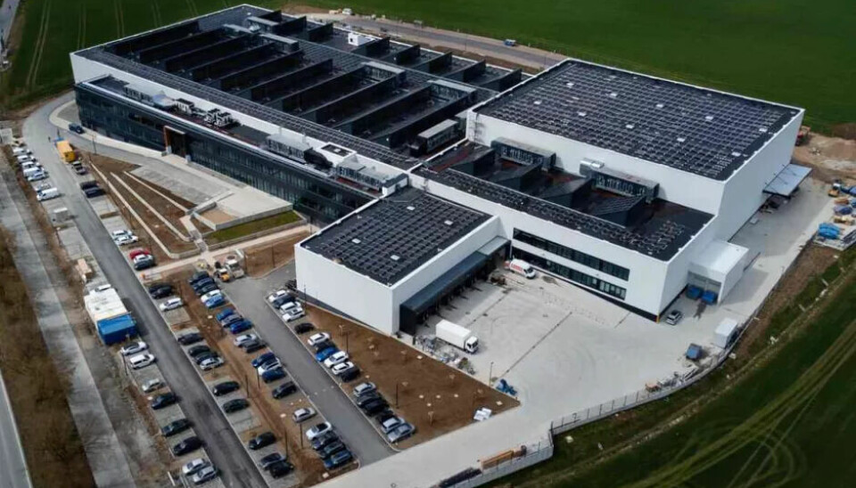 Schaltbau has designed its new factory to run on direct current from the start. Schaltbau hat sein neues Werk von Anfang an auf Gleichstrom getrimmt.