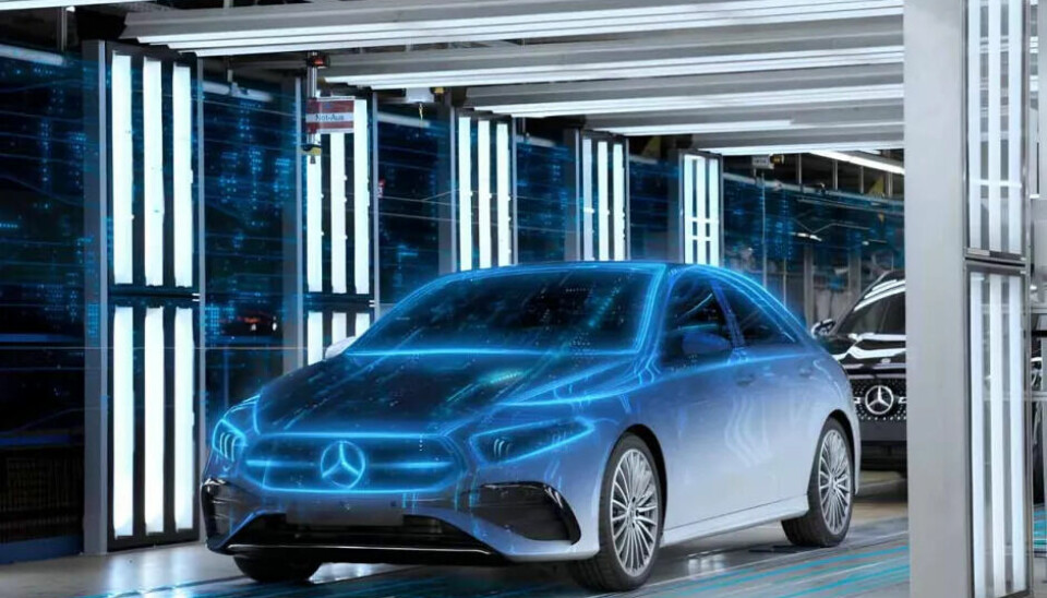 At Mercedes, not only is vehicle production flexible, but so is the team. Bei Mercedes ist nicht nur die Produktion von Fahrzeugen flexibel, sondern auch das Team.
