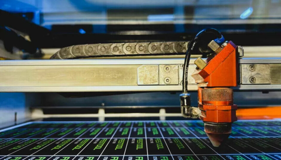 Producing labels in-house is more economical for Festool than buying them. Etiketten selbst herzustellen, ist für Festool wirtschaftlicher als zu kaufen.