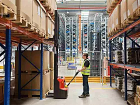 Platz 30: Rockwell
Rockwell Automation ist ein US-amerikanischer Hersteller von Automatisierungs- und Informationslösungen für die industrielle Produktion. Das Unternehmen hat seinen Hauptsitz in Milwaukee, Wisconsin und produziert unter anderem speicherprogrammierbare Steuerungen (SPS), industrielle Software, elektrische Antriebssysteme und Frequenzumrichter. Es unterstützt industrielle Netzwerke wie EtherNet/IP und ControlNet und ist in über 80 Ländern aktiv 2024 betrug der Umsatz 8,09 Milliarden US-Dollar, was für die Top 30 der größten Maschinenbauunternehmen der Welt reicht. (Bild: Алина Бузунова - stock.adobe.com)