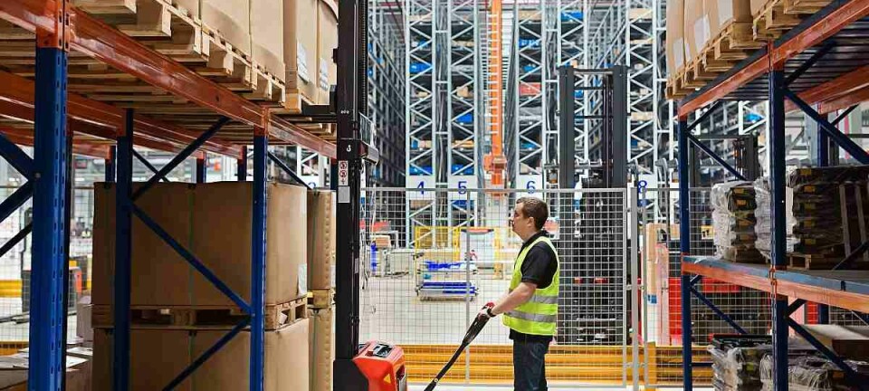 Platz 30: Rockwell
Rockwell Automation ist ein US-amerikanischer Hersteller von Automatisierungs- und Informationslösungen für die industrielle Produktion. Das Unternehmen hat seinen Hauptsitz in Milwaukee, Wisconsin und produziert unter anderem speicherprogrammierbare Steuerungen (SPS), industrielle Software, elektrische Antriebssysteme und Frequenzumrichter. Es unterstützt industrielle Netzwerke wie EtherNet/IP und ControlNet und ist in über 80 Ländern aktiv 2024 betrug der Umsatz 8,09 Milliarden US-Dollar, was für die Top 30 der größten Maschinenbauunternehmen der Welt reicht. (Bild: Алина Бузунова - stock.adobe.com)