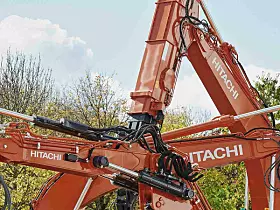 Platz 29: Hitachi Construction Machinery
Die Japaner gehören mit einem Umsatz von 8,61 Milliarden US-Dollar (2023: 9,088 Milliarden US-Dollar, 2022: 6,86 Milliarden US-Dollar) zu den größten Baumaschinenherstellern der Welt. Unter den Maschinenbauern reicht es zum 29. Platz unter den größten 35 Maschinenbauern. (Bild: Messe München)