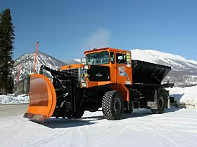 Platz 25: Oshkosh
Mit einem 2024er-Umsatz von 10,76 Milliarden US-Dollar (2023: 9,9 Milliarden US-Dollar, 2022: 8,28 Milliarden US-Dollar) reicht es für Oshkosh, um in die Top 25 der größten Maschinenbauer der Welt zu kommen. Das US-Unternehmen hat sich auf große Nutzfahrzeuge spezialisiert: Flugfeldlöschfahrzeuge, Schneeräumfahrzeuge für Flugfelder und Militärfahrzeuge. Über andere Konzernmarken produziert Oshkosh auch Hubbühnen, Raupenfahrwerke, Feuerwehrfahrzeuge und Krane. (Bild: Oshkosh)