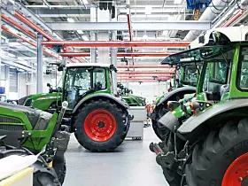 Platz 22: AGCO
Mit 38 Produktionsstätten und 41 Vormontagewerken auf sechs Kontinenten ist ACGO einer der größten Hersteller von Traktoren und Landmaschinen. Das US-Unternehmen bringt es 2024auf einen Umsatz von 11,7 Milliarden US-Dollar (2023: 14 Milliarden US-Dollar, 2022: 13,3 Milliarden US-Dollar). In Deutschland gehört die Marke Fendt zum AGCO-Konzern. (Bild: 4 Flow /AGCO)