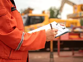 Platz 21: XCMG Construction Machinery
Das chinesische Unternehmen kommt mit 12,42 Milliarden US-Dollar (2023: 12,92 Milliarden US-Dollar) auf den 21. Rang unter den weltweit größten Maschinenbauunternehmen. 11,91 Milliarden US-Dollar Umsatz waren es 2022. Der Baumaschinenkonzern produziert Lkw, Krane und Erdbewegungsmaschinen.