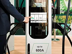 Platz 13: Nidec
Die Nidec Corporation hat ihren Hauptsitz in Kyōto, Japan und beschäftigte zum 31. März 2025 weltweit 104.285 Mitarbeitende. Das Unternehmen produziert unter anderem Präzisionsmotoren, Automobilmotoren, Industrieantriebe, Haushaltsgerätemotoren, sowie elektronische und optische Komponenten. Nidec ist in über 300 Tochtergesellschaften organisiert und zählt zu den weltweit größten Herstellern von Elektromotoren. Unter anderem gibt es eine Produktionsstätte in Thüringen. 2024 belief sich der Umsatz auf 17,1 Milliarden US-Dollar weltweit.