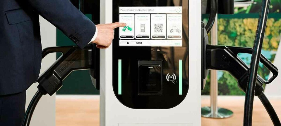 Platz 13: Nidec
Die Nidec Corporation hat ihren Hauptsitz in Kyōto, Japan und beschäftigte zum 31. März 2025 weltweit 104.285 Mitarbeitende. Das Unternehmen produziert unter anderem Präzisionsmotoren, Automobilmotoren, Industrieantriebe, Haushaltsgerätemotoren, sowie elektronische und optische Komponenten. Nidec ist in über 300 Tochtergesellschaften organisiert und zählt zu den weltweit größten Herstellern von Elektromotoren. Unter anderem gibt es eine Produktionsstätte in Thüringen. 2024 belief sich der Umsatz auf 17,1 Milliarden US-Dollar weltweit.