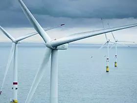 Platz 12: Vestas Wind Systems A/S
Vestas ist ein dänisches Unternehmen, das sich auf die Herstellung von Windkraftanlagen spezialisiert hat. Das Unternehmen wurde 1945 gegründet und hat seinen Hauptsitz in Aarhus, Dänemark. Vestas ist einer der weltweit führenden Anbieter von Windenergielösungen und bietet eine breite Palette von Windturbinen und Dienstleistungen im Bereich der erneuerbaren Energien an. Das Unternehmen ist in über 80 Ländern tätig. 2024 betrug der Umsatz 18,71 Milliarden US-Dollar, was den 12. Rang unter den weltgrößten Maschinenbauern bedeutet.