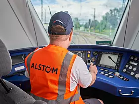 Platz 11: Alstom
Alstom hat seinen Hauptsitz in Saint-Ouen-sur-Seine, Frankreich und beschäftigt rund 86.000 Mitarbeitende. Das Unternehmen produziert Hochgeschwindigkeitszüge, Metros, Straßenbahnen, Signaltechnik, sowie komplette Bahninfrastruktur- und Mobilitätssysteme. Alstom ist in über 60 Ländern aktiv und zählt zu den größten Herstellern von Schienenfahrzeugen. 2024 sprang dabei ein Umsatz von 19,46 Milliarden US-Dollar heraus - und Rang 11 unter den größten Maschinenbauern der Welt. (Bild: Alstom SA 2024. Braun Friedrich Fotografie)