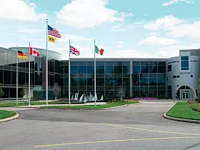 Platz 9: Parker Hannifin
Auf den neunten Rang schafft es das US-Maschinenbau-Unternehmen aus Cleveland, Ohio. Es ist eines der größten Unternehmen der Welt in Motion-Control-Technologien, einschließlich der Luft- und Raumfahrt, Klimatechnik, Elektromechanik, Filtration, Flüssigstoff- und Gastransport, Hydraulik, Pneumatik, Prozesssteuerung, sowie Abdichtung und Abschirmung. Die Nummer neun unter den größten Maschinenbauern hat 2024 weltweit 19,91 Milliarden US-Dollar umgesetzt (2023: 19,8 Milliarden US-Dollar, 2022: 18,16 Milliarden US-Dollar). (Bild: Parker Hannifin)